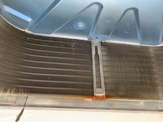 大阪市内会社事務所の天井埋込形エアコン現場写真。ダイキンエアコン熱交換器洗浄前