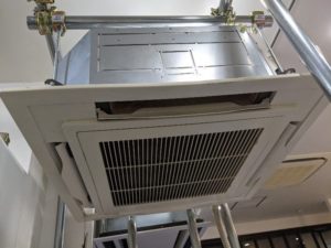 業務用エアコンクリーニング研修用の業務用エアコン室内機写真。天井埋込形4方向エアコン